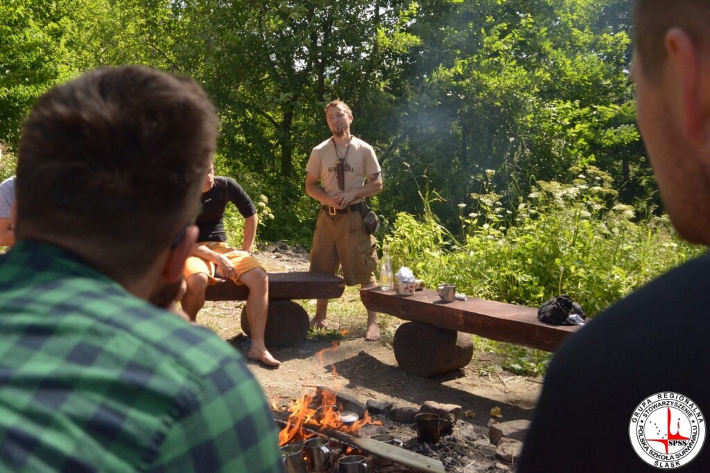 Uczestnicy firmowego eventu terenowego bawią się i współpracują podczas zajęć integracyjnych.