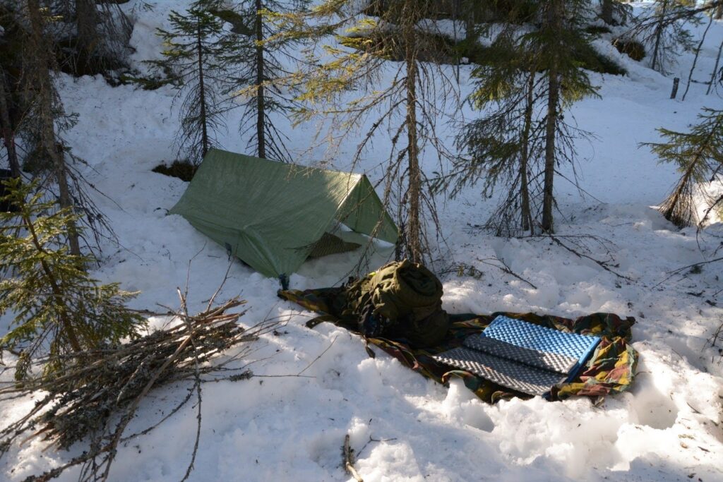 Uczestnicy kursu przetrwania dla zaawansowanych ćwiczą zaawansowane techniki survivalowe.