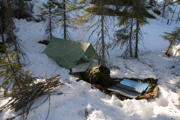 Uczestnicy kursu przetrwania dla zaawansowanych ćwiczą zaawansowane techniki survivalowe.