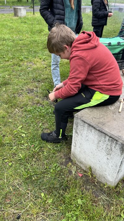 Chłopiec strugający patyk